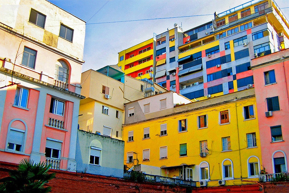 Noviembre 1 Imagen de la ciudad de Tirana en Albania tras la intervención de color de Edi Rama