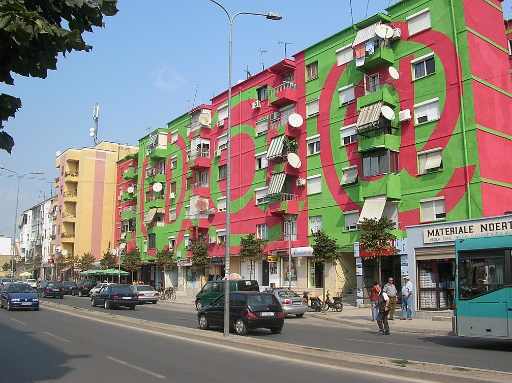 Noviembre 2 Imagen de la ciudad de Tirana en Albania tras la intervención de color de Edi Rama