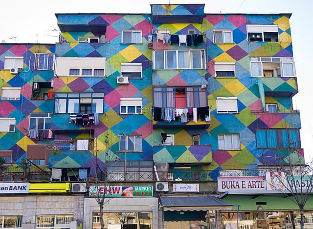 Noviembre 3 Imagen de la ciudad de Tirana en Albania tras la intervención de color de Edi Rama