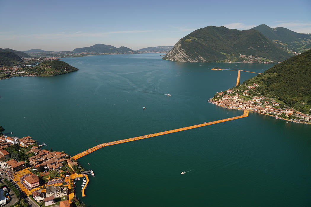 2 The Floating Piers Los muelles flotantes. Christo and Jeanne Claude. Lago Iseo. 2016